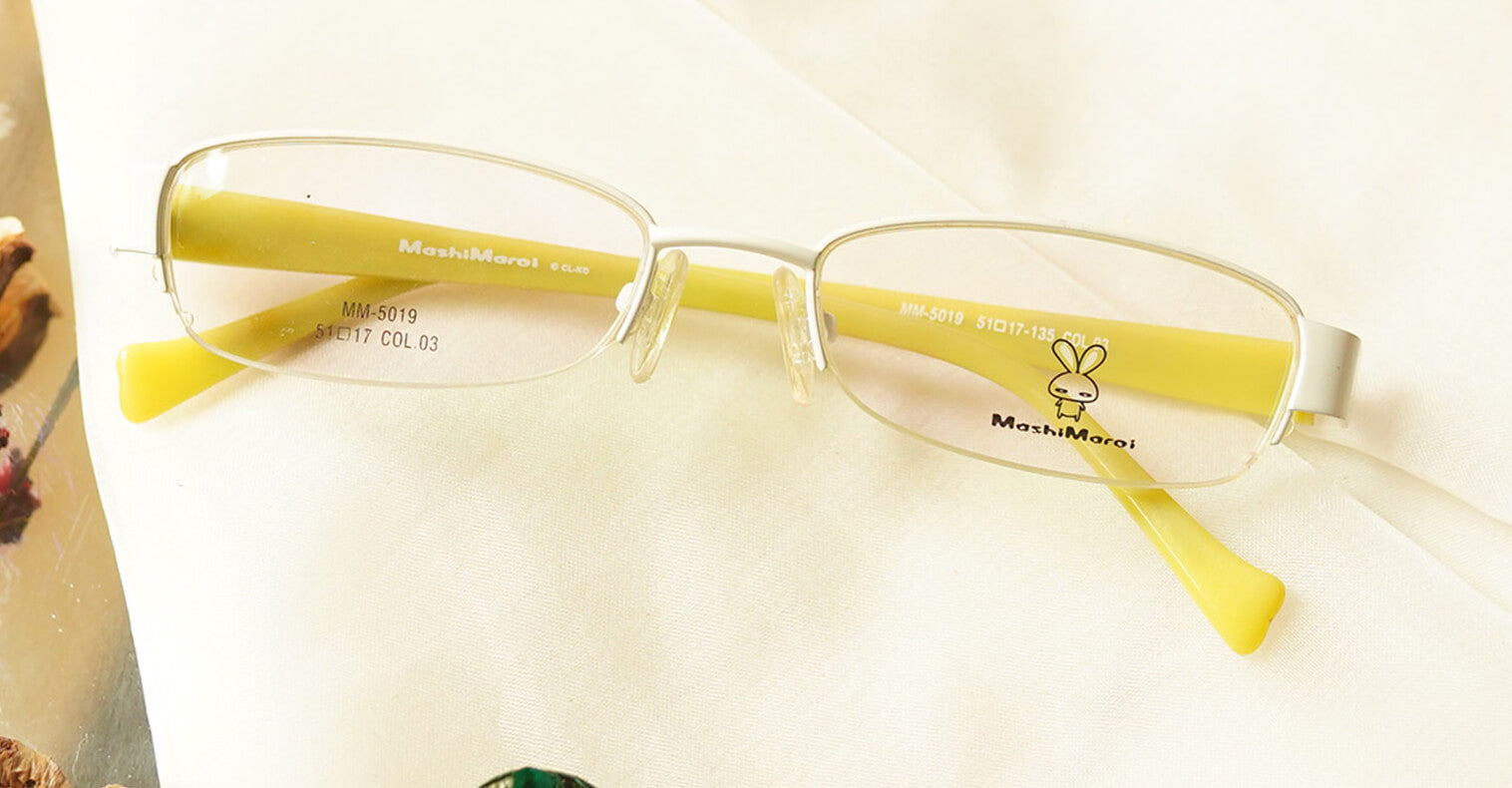 Impressionnant Eyeglasses - Green and White placed on the table