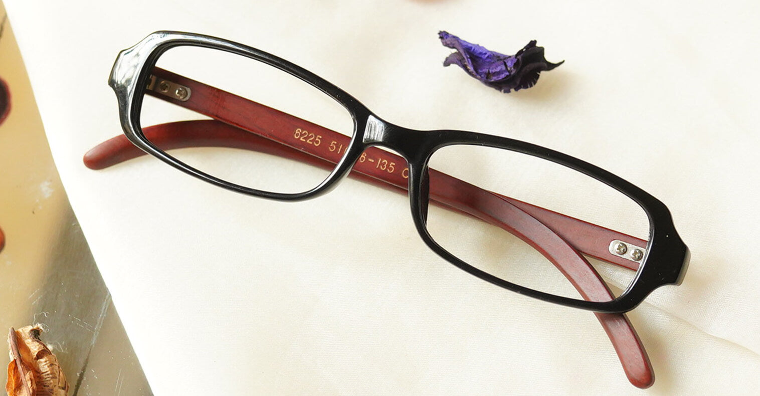 Najbolji Eyeglasses - Black placed on the table