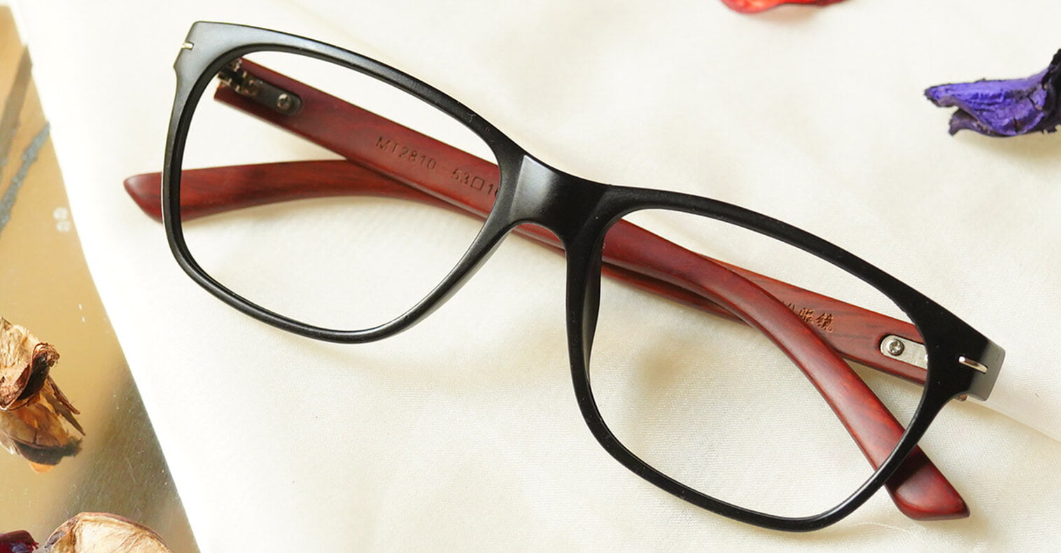 Melhor Eyeglasses placed on the table