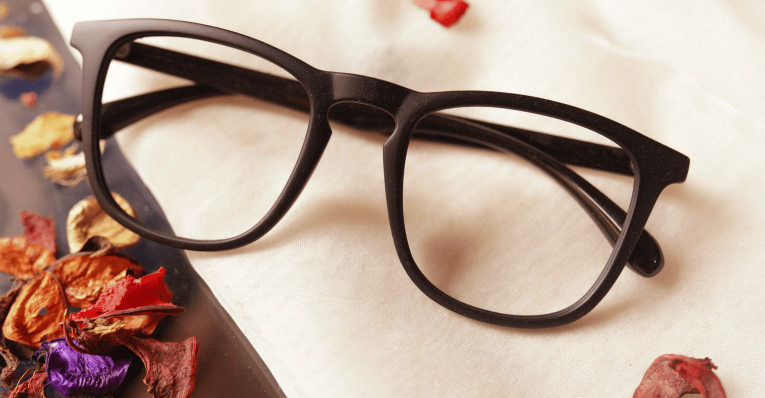 Esperanza glasses black placed on the table