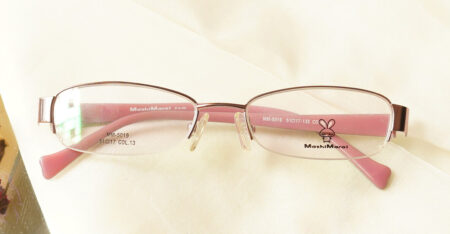 Impressionnant Eyeglasses - Pink placed on the table