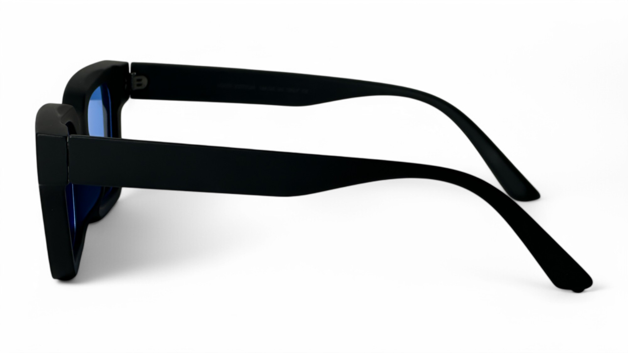 APC_1604-Photoroom sleek sunglasses